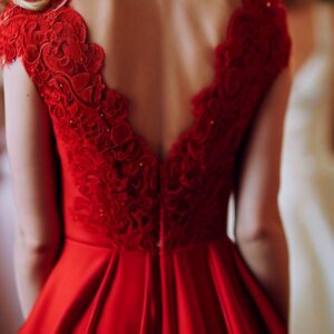 Czerwona sukienka na weselu